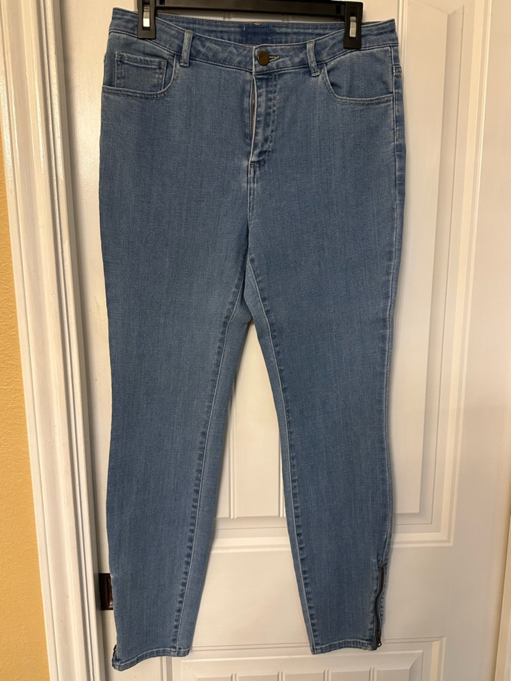 LOGO by Lori Goldstein Skinny Jeans in Light Blue Wash with side zipper